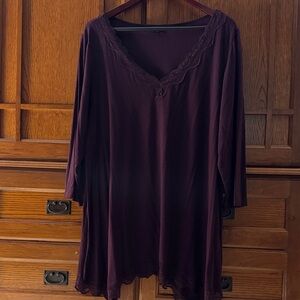 EUC Lane Bryant Plum V-neck 3/4 sleeve Tunic with Lace Trim Neck and Hem